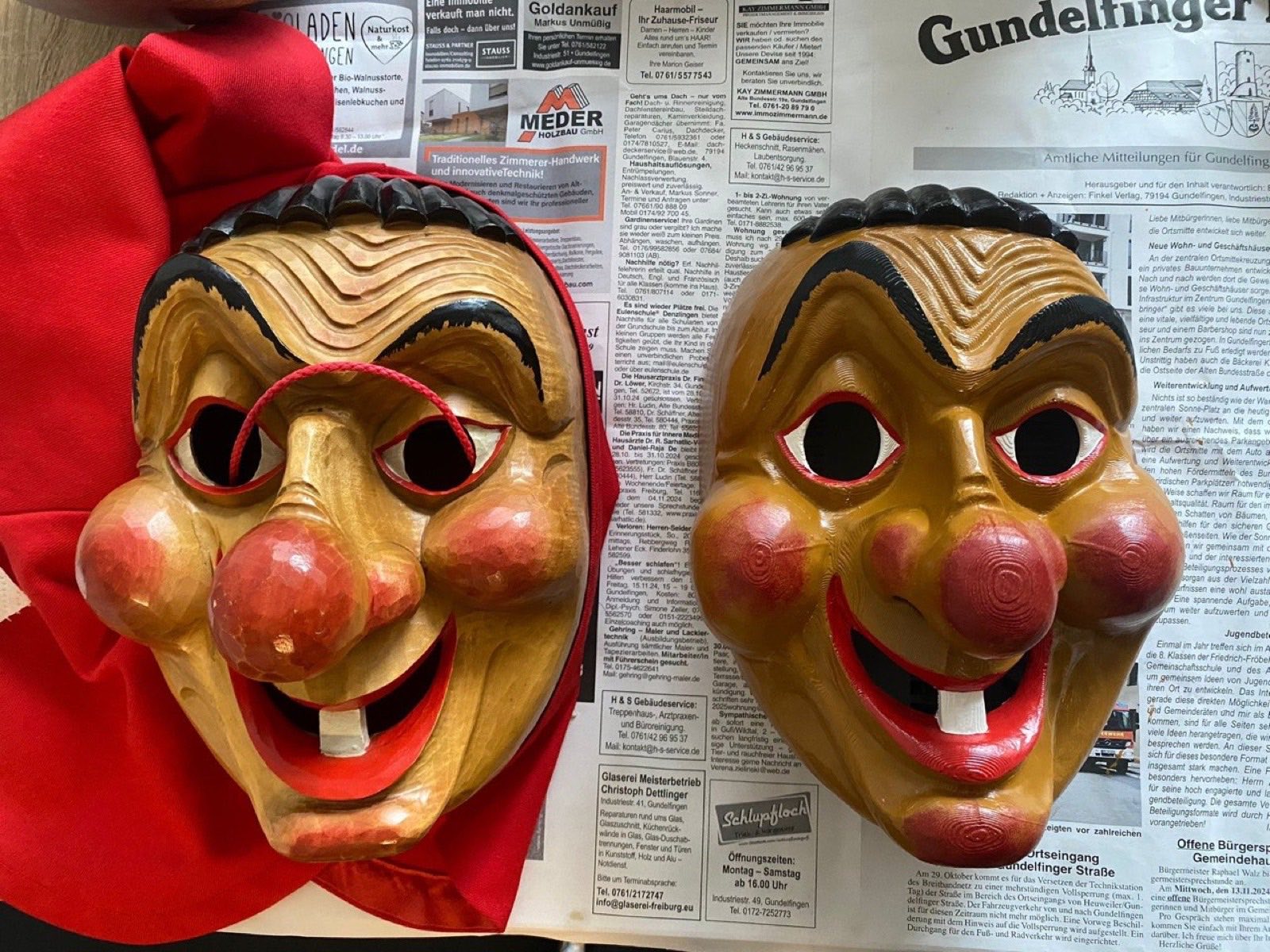 Links die geschnitzte Original-Holzmaske, rechts die 3D-gedruckte und von Hand bemalte Reproduktion